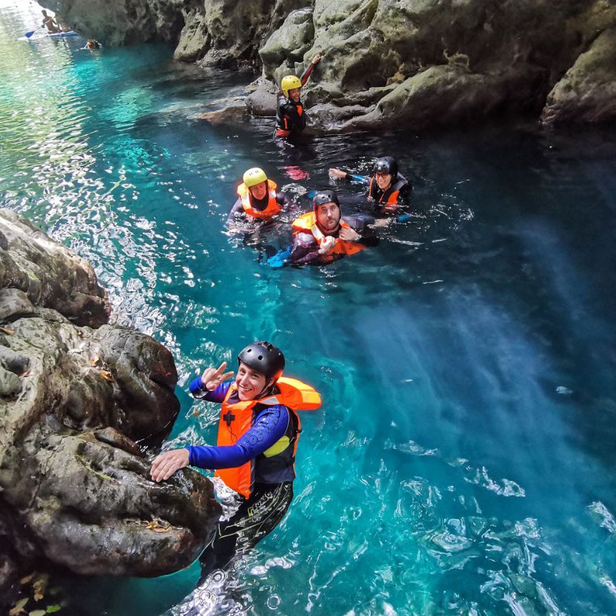 Esplorando le Differenze tra Rivertrekking, Canyoning, Acquatrekking e Torrentismo